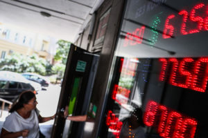 В России запретили размещать на улице табло с курсом валют