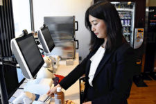 В Японии тестируют необычный формат оплаты на кассе