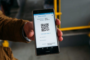 Стало известно, когда киевляне смогут платить в транспорте по QR