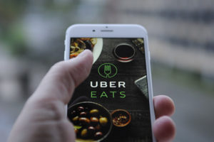 В приложении Uber Eats можно расплатиться Apple Pay: список стран