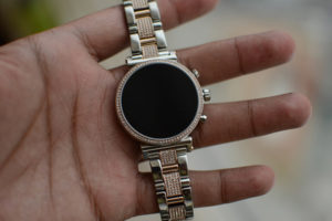 Американский дизайнер выпустит линейку смарт-часов с NFC