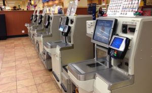 Крупный супермаркет признал кассы самообслуживания неэффективными