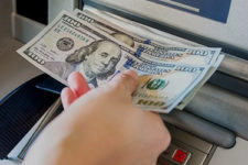 В терминалах и банкоматах разрешили обмен валют