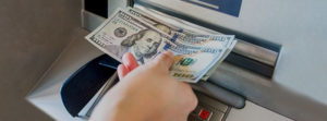 В терминалах и банкоматах разрешили обмен валют