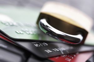 Мошенники крадут все больше средств с карт украинцев