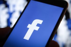 Facebook покупает личные данные пользователей