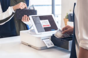 Только треть предприятий в Украине принимают безналичную оплату