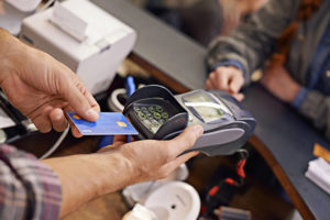 В Украине задержали торговцев, которые крали деньги с карт клиентов