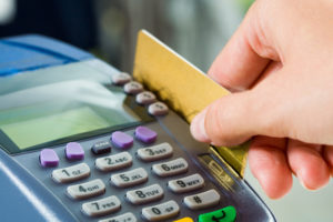 Украинцы стали чаще использовать платежные карты