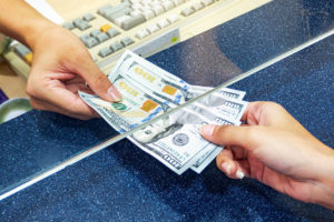 В январе украинцы активно продавали валюту