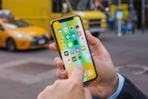 Популярные приложения для iPhone тайно следят за пользователями
