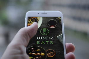 В Киеве начали тестировать сервис UberEats – подробности