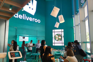 Онлайн-доставка и камера хранения: в Азии запустили уникальный фуд-корт