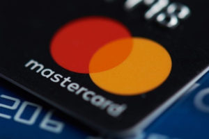 Крупный британский банк полностью перейдет на дебетовые карты Mastercard