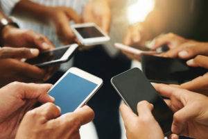 Стало известно, сколько украинцы тратят на мобильные телефоны