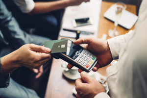 Украинские рестораны переходят на безналичные чаевые