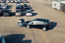 Во Франции изобрели робота, который паркует авто (видео)