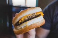 Бесплатные бургеры: подростки из Австралии нашли баг в терминале McDonald’s