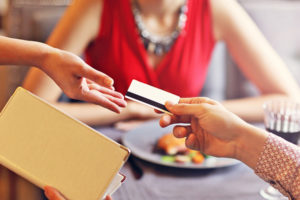 Украинцы установили рекорд по безналичным чаевым