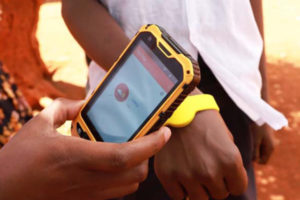 В Кении выпустили бесконтактные браслеты для детей