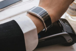 Бриллиантовый браслет с опцией платежей выпустили в Швейцарии