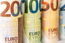 В ЕС выпустили новые банкноты 100 и 200 евро — фото