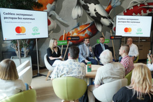 Один из киевских ресторанов на месяц откажется от наличных