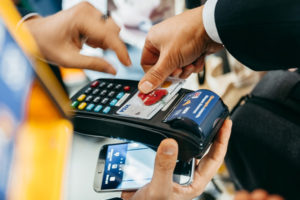 Бесконтактные платежи в транспорте запустил город на востоке Украины