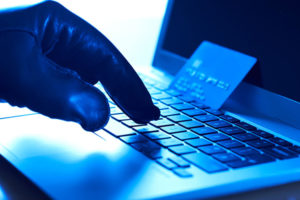 В Украине поймали мошенника, изготовлявшего поддельные банковские карты