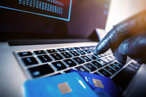 Как обезопасить деньги на карте: 5 советов эксперта