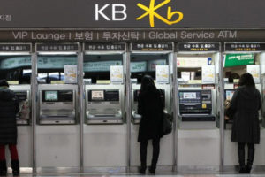 Крупнейший банк начнет работать с криптовалютой