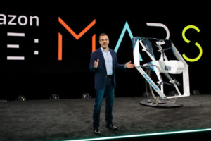 Amazon начнет доставлять товары дронами в ближайшие месяцы