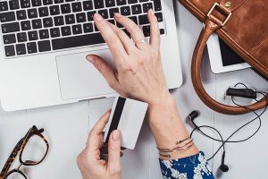 Курсы, подписки, кухонные принадлежности: что украинцы стали покупать чаще онлайн