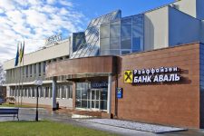 Сотрудников двух украинских банков обвинили в злоупотреблениях