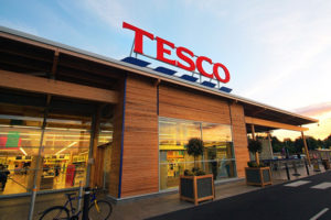 Сотрудникам крупной сети супермаркетов уравняют зарплаты независимо от пола