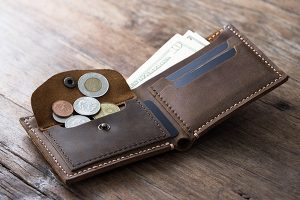 Письма, фото и старые чеки: что хранят в кошельках жители разных стран