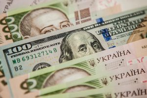 Доллар по 24 грн и резкая девальвация: что будет с курсом валюты до конца года