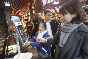 100 млн китайцев подключились к системе оплаты покупок лицом