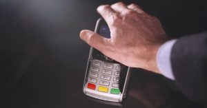 Жители Великобритании готовы вживить чипы для бесконтактной оплаты