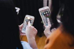 Клієнтам ПриватБанку та Монобанку слід перейти на контрактний мобільний зв'язок – нардеп