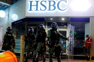 Демонстранты в Гонконге массово снимают деньги со счетов