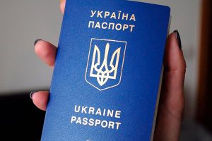 Банки будут обслуживать украинцев по загранпаспортам