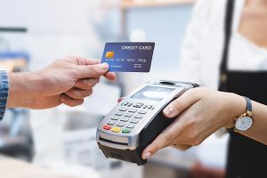 Британцы не готовы отказаться от банковских карт