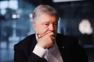 Обыски ГБР: силовики пришли в банк Порошенко (фото)