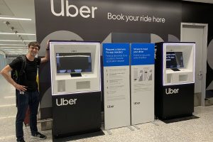 Смартфон не нужен: Uber установил киоски для заказа такси