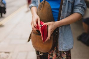 Президент поручил повысить минимальную зарплату: в НБУ рассказали, чем это грозит