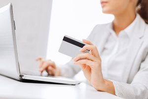 Больше интернета и “бесконтакта”: как украинцы используют платежные карты в 2020