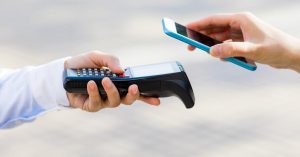 Роздрібні торговці Великобританії підписують угоду про продовження прийому готівки