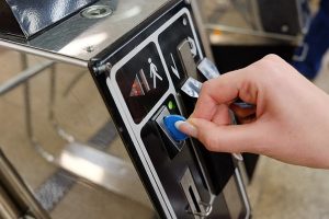 Стало известно, сколько киевлян продолжают пользоваться жетонами в метро