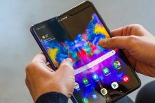 В Украине стартовали предзаказы нового смартфона Samsung со складным дисплеем